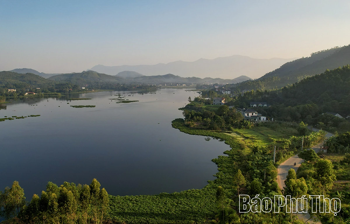 Matahari awal pagi di atas Tasik Van Truc