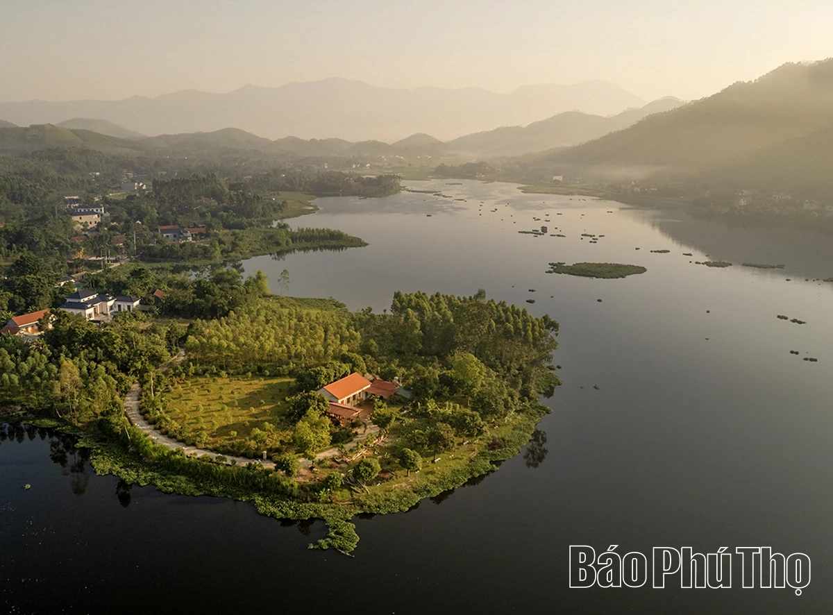 Matahari awal pagi di atas Tasik Van Truc