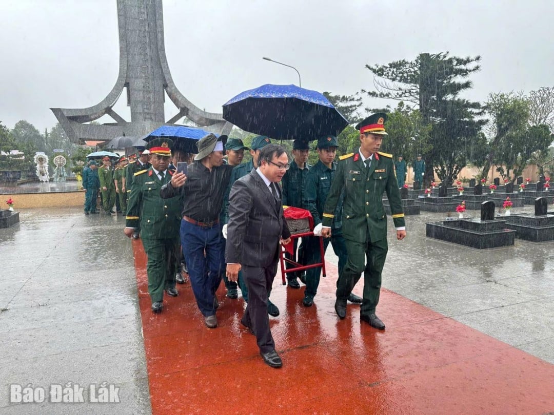 Los delegados escoltan los restos de los soldados caídos hasta su lugar de descanso final.