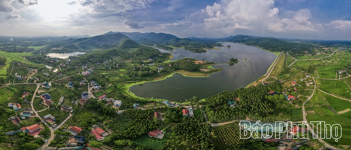 Matahari awal pagi di atas Tasik Van Truc