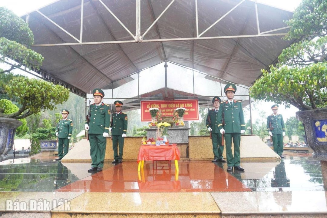 El servicio conmemorativo y el entierro se llevaron a cabo en un ambiente solemne y respetuoso.