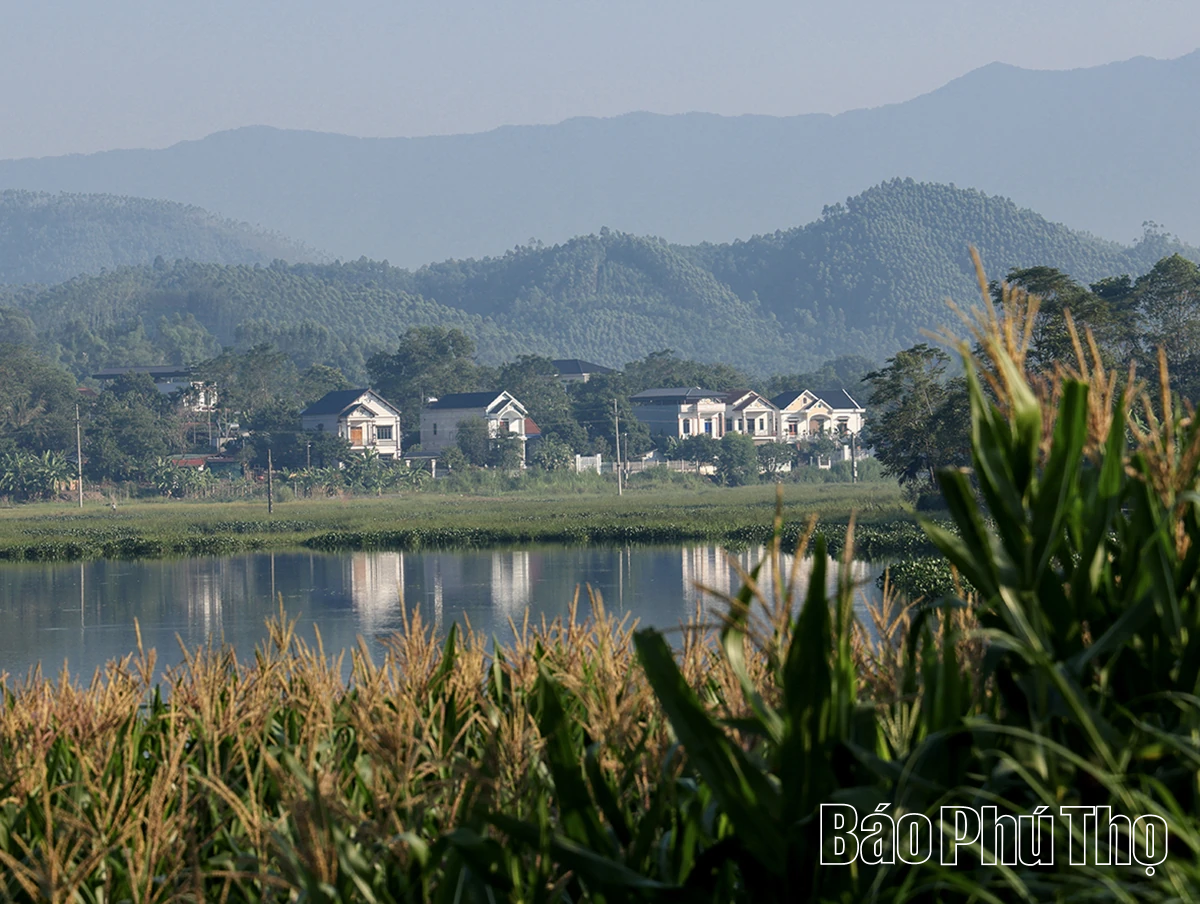 Matahari awal pagi di atas Tasik Van Truc