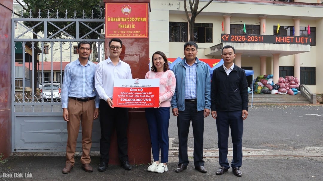 ບັນດາຜູ້ແທນມອບຂອງຂວັນ.