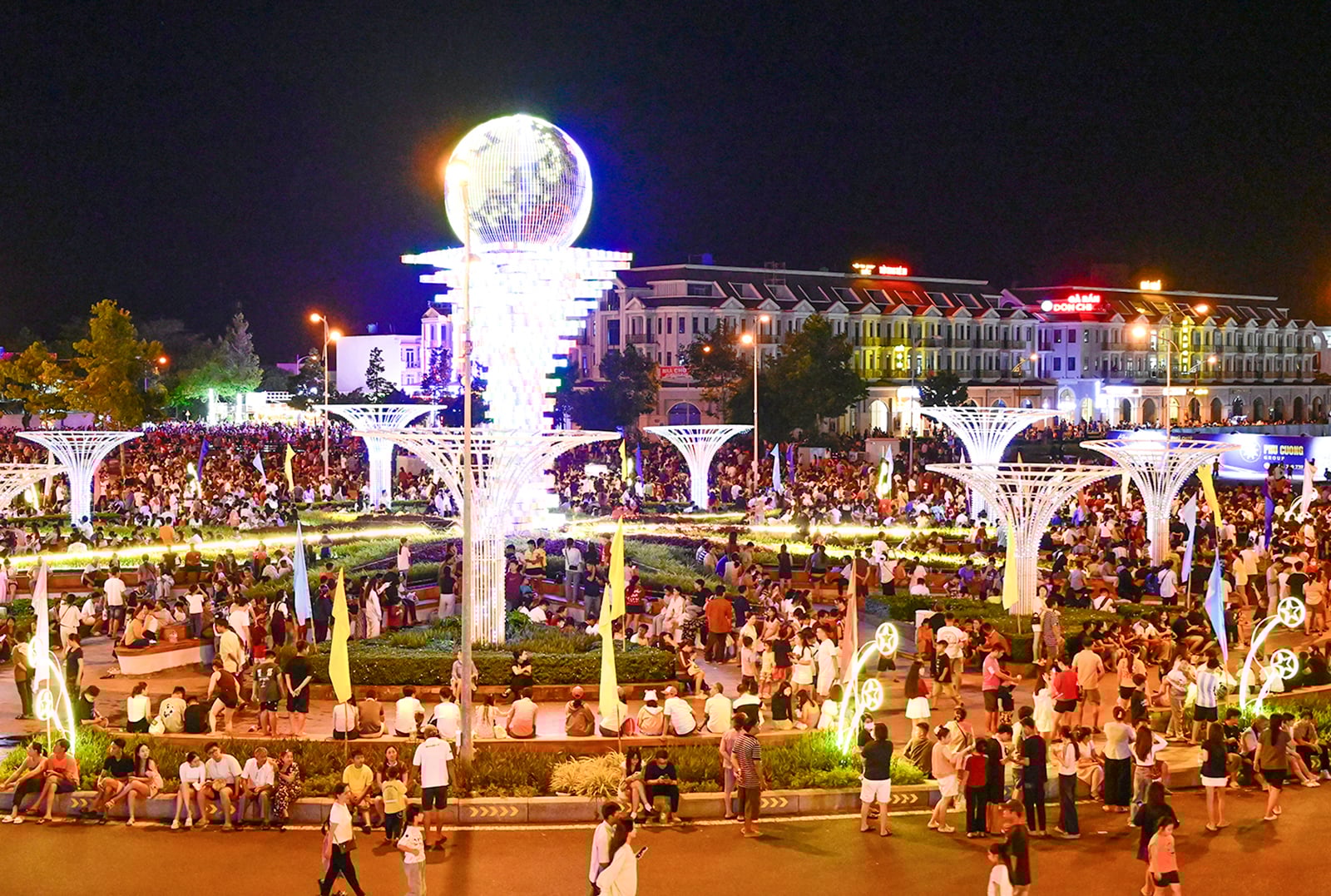 Рах Джиа сияет ночью.