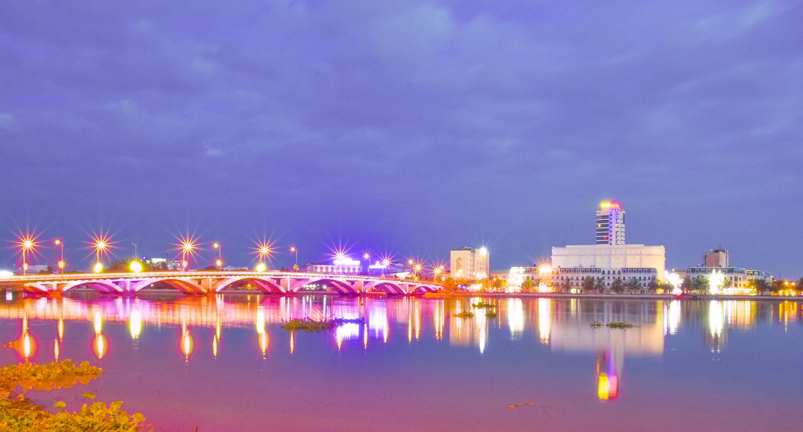 Рах Джиа сияет ночью.