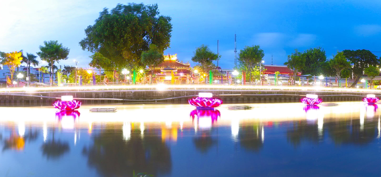 Рах Джиа сияет ночью.