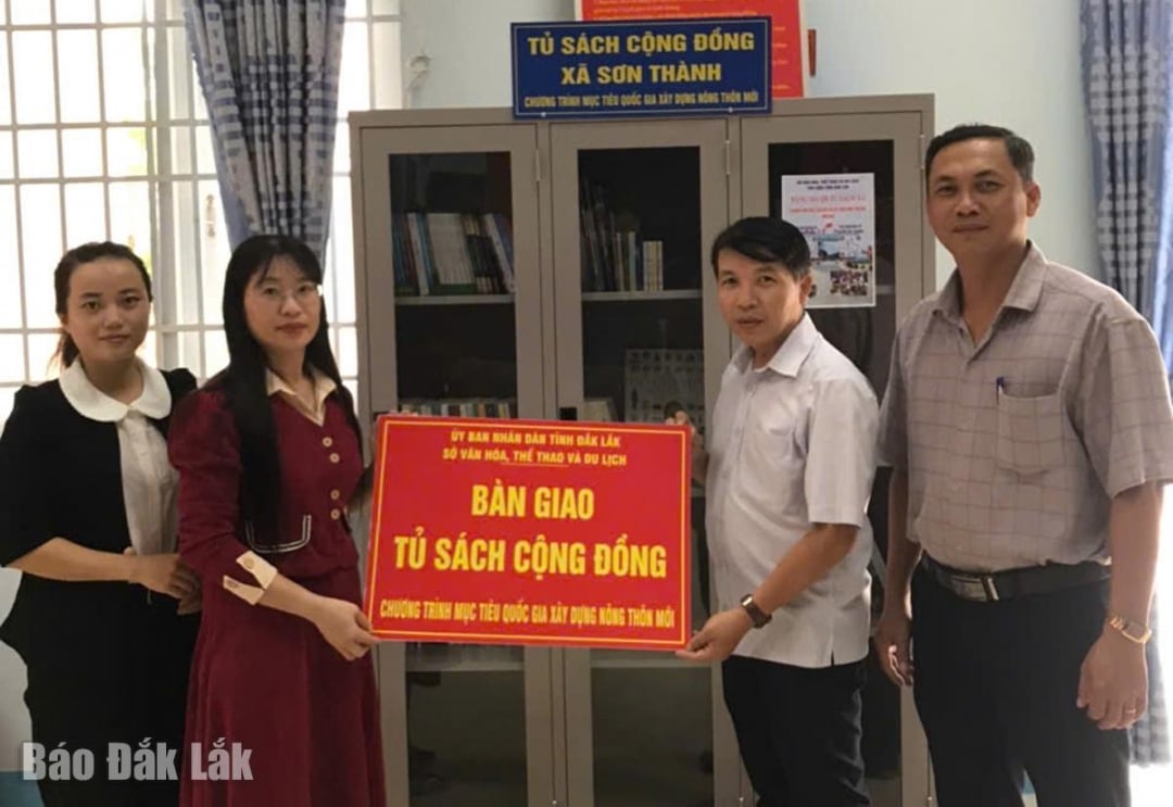 הספרייה המחוזית העבירה מדף ספרים קהילתי לקהילת סון ת'אן.