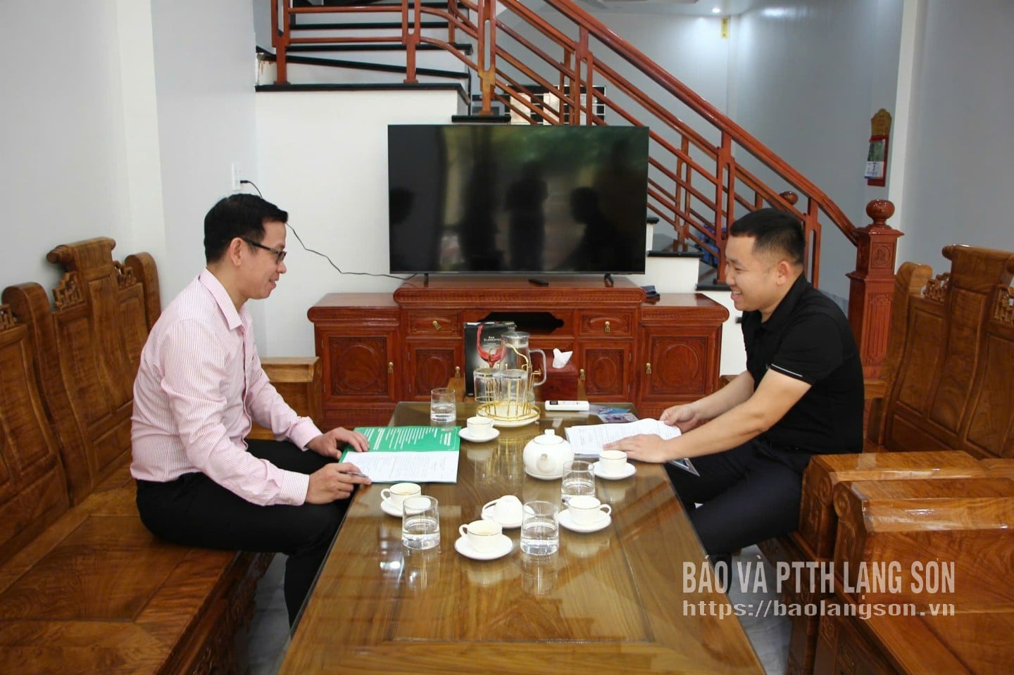 Oficialii de la sucursala Cao Loc a Băncii de Politică Socială din Vietnam își informează clienții despre programul de credite pentru locuințe sociale.