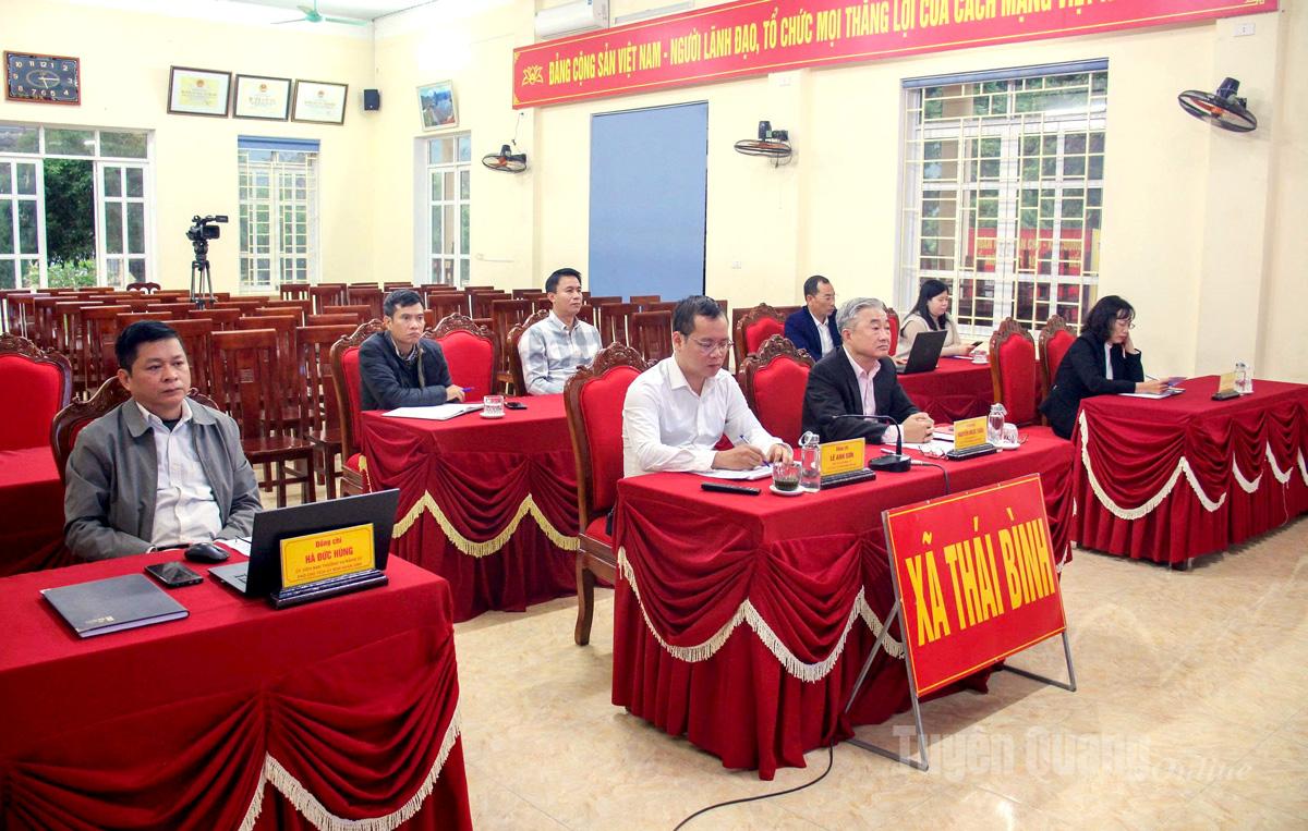 Delegater som deltar i konferensen på Thái Bình kommuns anläggning.