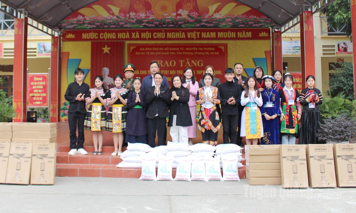 Binefăcătorul a donat orez și becuri cu energie solară.