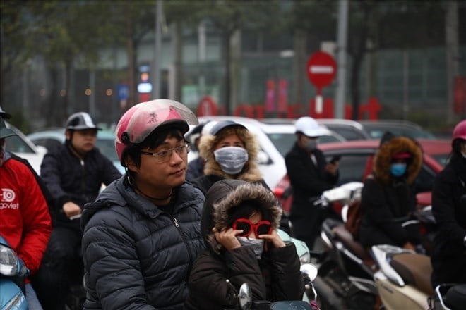 Hanoi har begärt att skolor tillfälligt ska avbryta eller justera arbets- och undervisningstider om luftföroreningarna är allvarliga. (Foto: Van Thang)