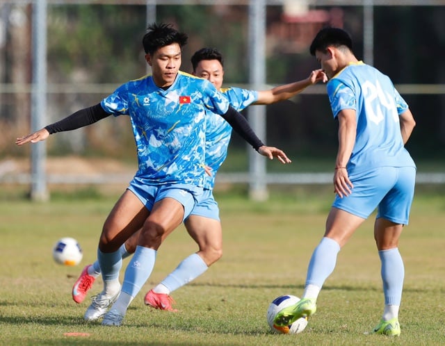 U23 ម៉ាឡេស៊ី ប្រកាសមិនចតឡានក្រុងទល់នឹង U23 វៀតណាម ប៉ុន្តែគ្រូបង្វឹកប្រាប់ឲ្យភ្ញាក់ផ្អើល - រូបថត ២. U.23 Malaysia tuyên bố không ‘dựng xe buýt’ trước U.23 Việt Nam, HLV lại úp mở điều bất ngờ- Ảnh 2.