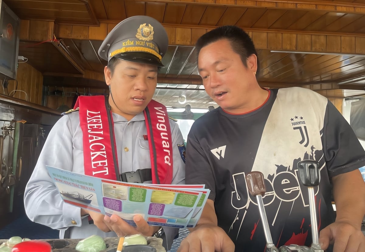 כוח סיור הדייג של קואנג נין מפיץ מידע משפטי לבעלי סירות דיג בנוגע לניצול והגנה על משאבים ימיים. צילום: ת'ו היין. Lực lượng kiểm ngư Quảng Ninh tuyên truyền, phổ biến pháp luật cho chủ tàu cá trong khai thác, bảo vệ nguồn lợi thủy sản. Ảnh: Thu Hiền.