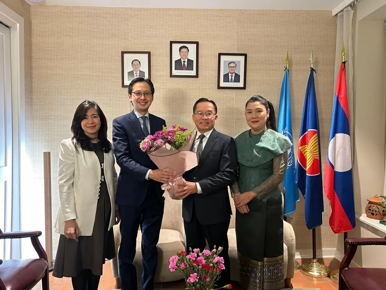 បេសកកម្មអចិន្ត្រៃយ៍របស់វៀតណាមប្រចាំអង្គការសហប្រជាជាតិ អបអរសាទរប្រទេសឡាវ ក្នុងទិវាជាតិលើកទី៥០របស់ខ្លួន។ Phái đoàn Thường trực Việt Nam tại Liên hợp quốc chúc mừng 50 năm Quốc khánh Lào