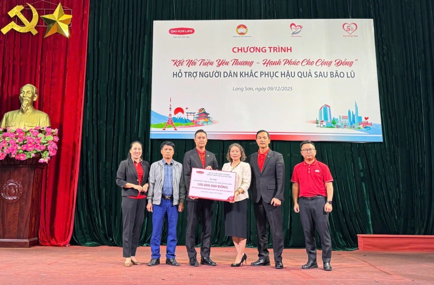 Herr Le Vu Duan, Direktor für Geschäftsentwicklung für die Region Nordost & Nordzentral bei Dai-ichi Life Vietnam (3. von links), überreicht Frau Tu Thu Thuy, stellvertretende Vorsitzende des Volkskomitees der Gemeinde Huu Lung, die Sponsorenplakette.