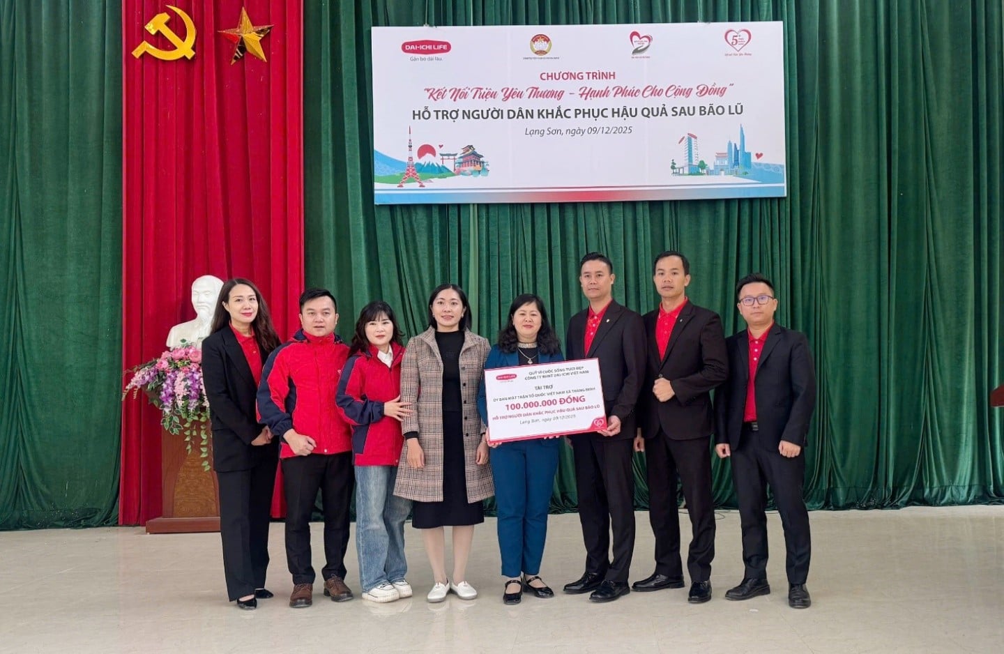 Herr Le Vu Duan, Direktor für Geschäftsentwicklung für die Region Nordost und Nordzentral bei Dai-ichi Life Vietnam (dritter von rechts), überreicht Frau Nong Thuy Hien, stellvertretende Sekretärin des Parteikomitees der Gemeinde Trang Dinh, die Sponsorenplakette.