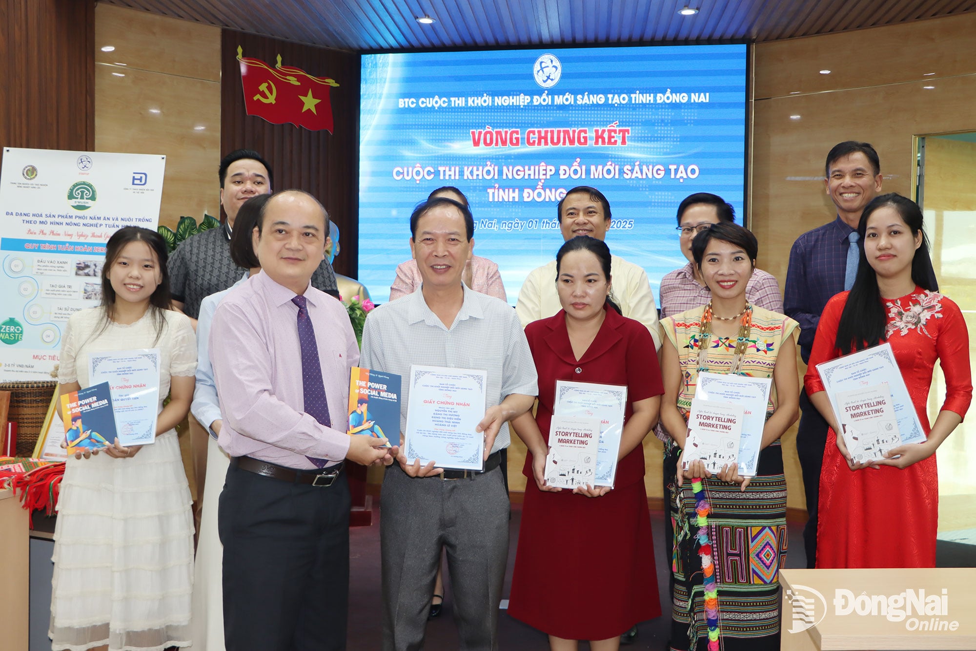 Deputy Director of the Department of Science and Technology Vo Hoang Khai (top row, far left) presents certificates to representatives of the projects that reached the final round of the Dong Nai Province Innovation and Entrepreneurship Competition 2025. Photo: Van Gia
