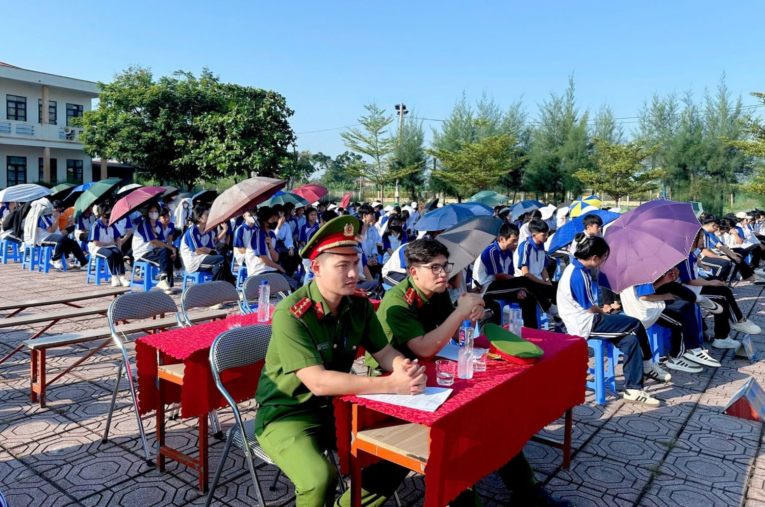 Lien Hoa-polisen anordnade, i samarbete med Ngo Gia Tu High School, framgångsrikt en session om juridisk medvetenhet och utbildning om trafiksäkerhet och förebyggande av sociala problem i oktober 2025. (Foto: Lien Hoa-polisen)