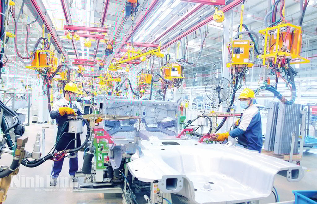 Linha de produção e montagem de automóveis na fábrica de automóveis Hyundai Thanh Cong, no Parque Industrial Gian Khau.