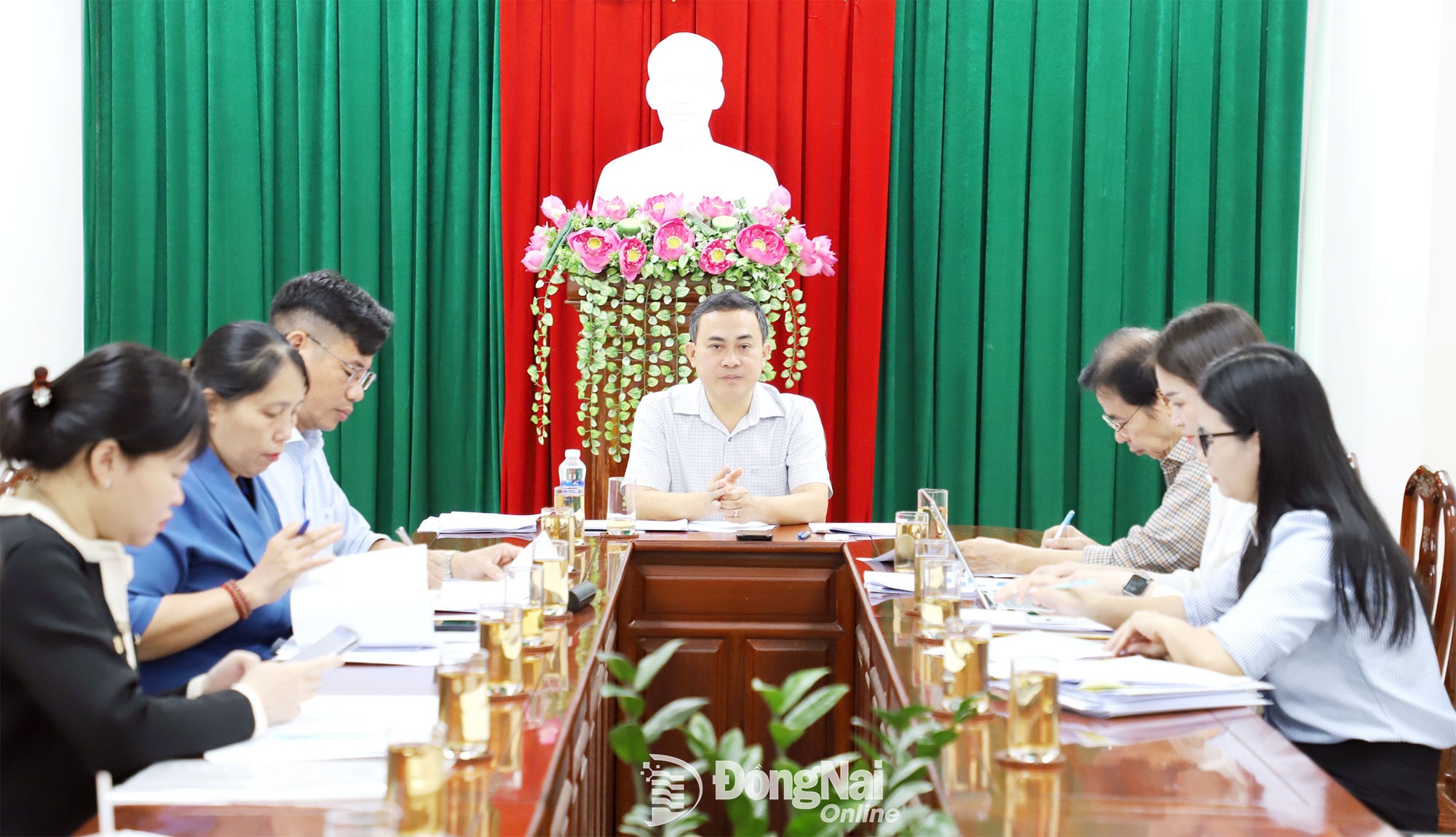 প্রাদেশিক পার্টি কমিটির স্থায়ী কমিটির সদস্য, দং নাই প্রদেশের পিপলস কমিটির ভাইস চেয়ারম্যান, লে ট্রুং সন, ২০২৫ সাহিত্য ও শিল্পকলা পুরস্কার প্রদান সংক্রান্ত একটি কর্ম অধিবেশনের সভাপতিত্ব করেন। ছবি: আমার নিউ ইয়র্ক