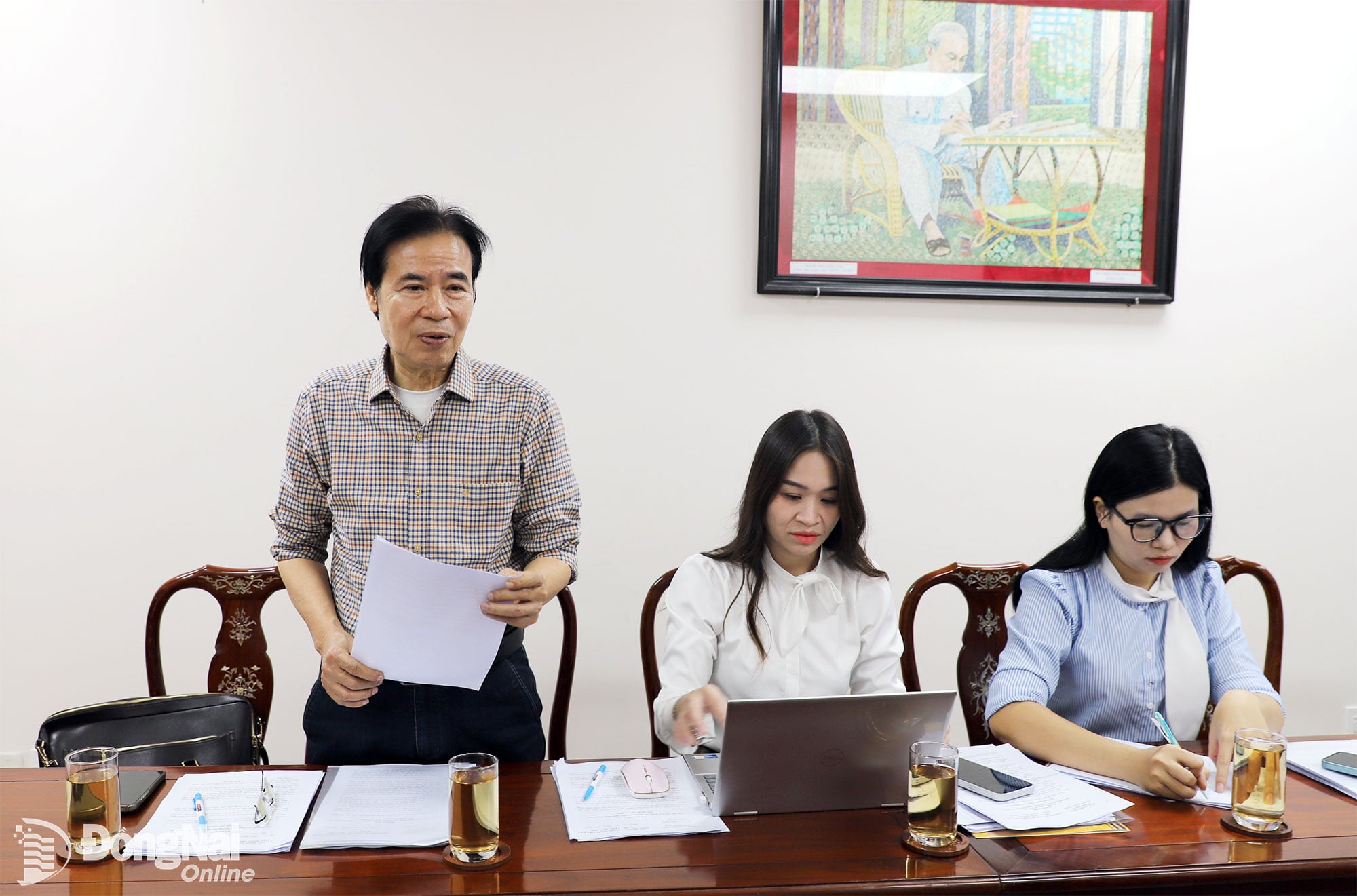 ভিয়েতনাম মঞ্চ শিল্পী সমিতির সহ-সভাপতি এবং দং নাই সাহিত্য ও শিল্প সমিতির সভাপতি পিপলস আর্টিস্ট গিয়াং মান হা, ২০২৫ সালের পুরষ্কার নির্বাচনের ফলাফল সম্পর্কে রিপোর্ট করছেন। ছবি: আমার নিউ ইয়র্ক