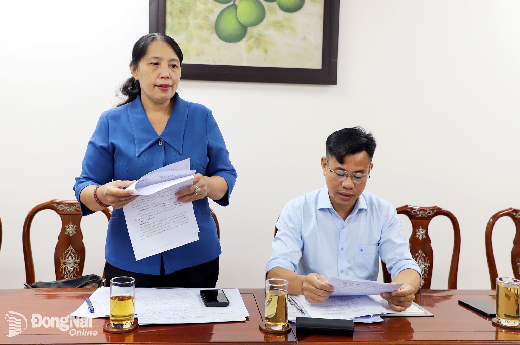 প্রাদেশিক পার্টি কমিটির সদস্য এবং প্রাদেশিক পার্টি কমিটির প্রচার ও গণসংহতি বিভাগের উপ-প্রধান, লে থি থাই, কর্ম অধিবেশনে বক্তব্য রাখছেন। ছবি: আমার নিউ ইয়র্ক