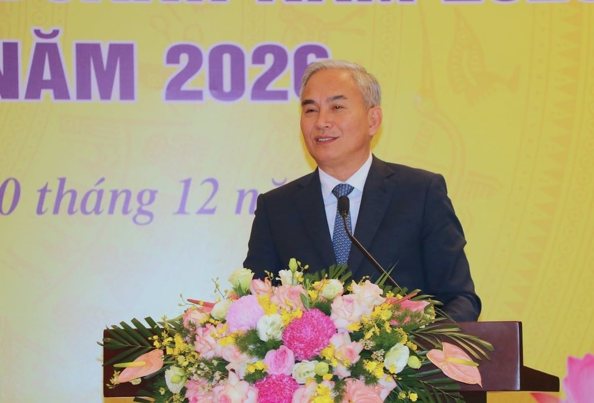 លោក Vu Anh Tuan អគ្គនាយិកានៃក្រុមបានសរសើរការខិតខំប្រឹងប្រែងរបស់សាជីវកម្មក្នុងបរិបទនៃការលំបាកជាច្រើនក្នុងផលិតកម្ម និងអាជីវកម្ម។ រូបថត៖ Trung Dung។ Ông Vũ Anh Tuấn - Tổng Giám đốc Tập đoàn biểu dương những nỗ lực của Tổng công ty trong bối cảnh SXKD gặp nhiều khó khăn. Ảnh: Trung Dũng.