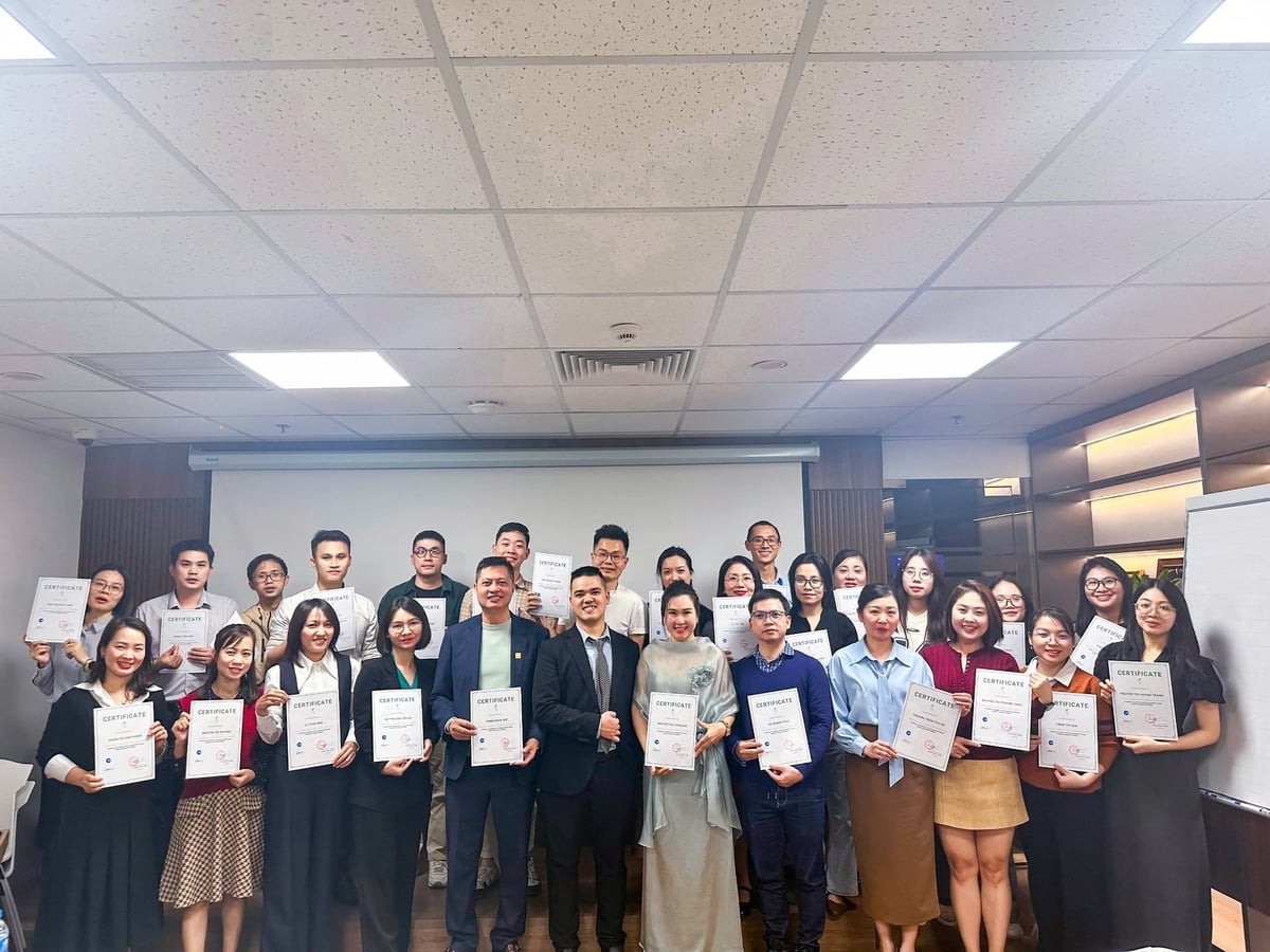 Från seniora medlemmar till specialister på Meey Group var alla entusiastiska över ESG-utbildningen. Foto: Meey Group. Từ các thành viên cao cấp đến các chuyên viên của Meey Group đều hào hứng với khoá đào tạo ESG. Ảnh: Meey Group.