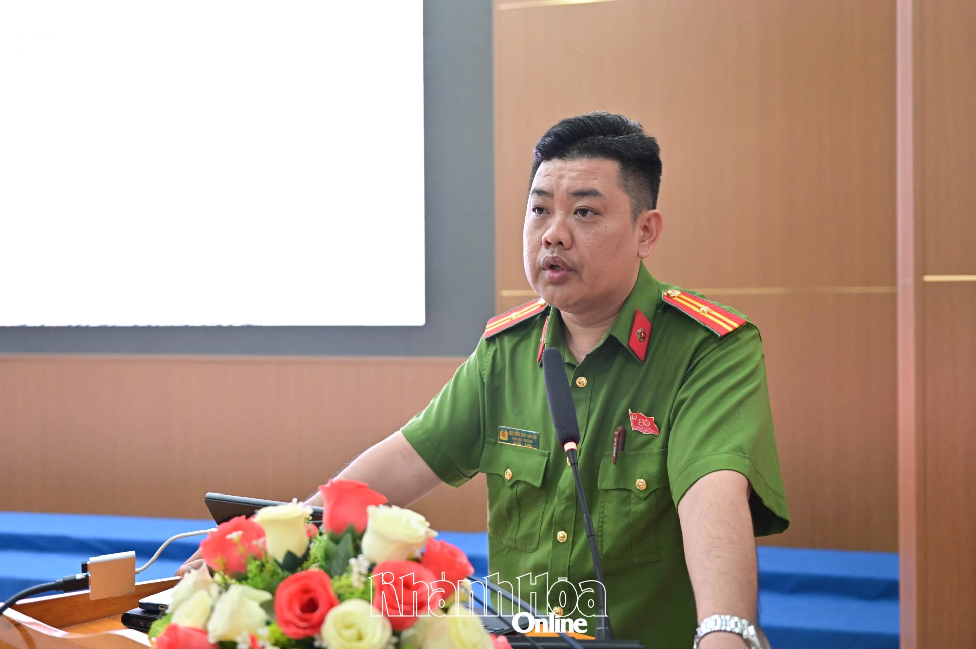 省警察麻薬犯罪捜査局参謀チーム副部長のグエン・ドゥック・ホアン少佐がこの情報を広めた。