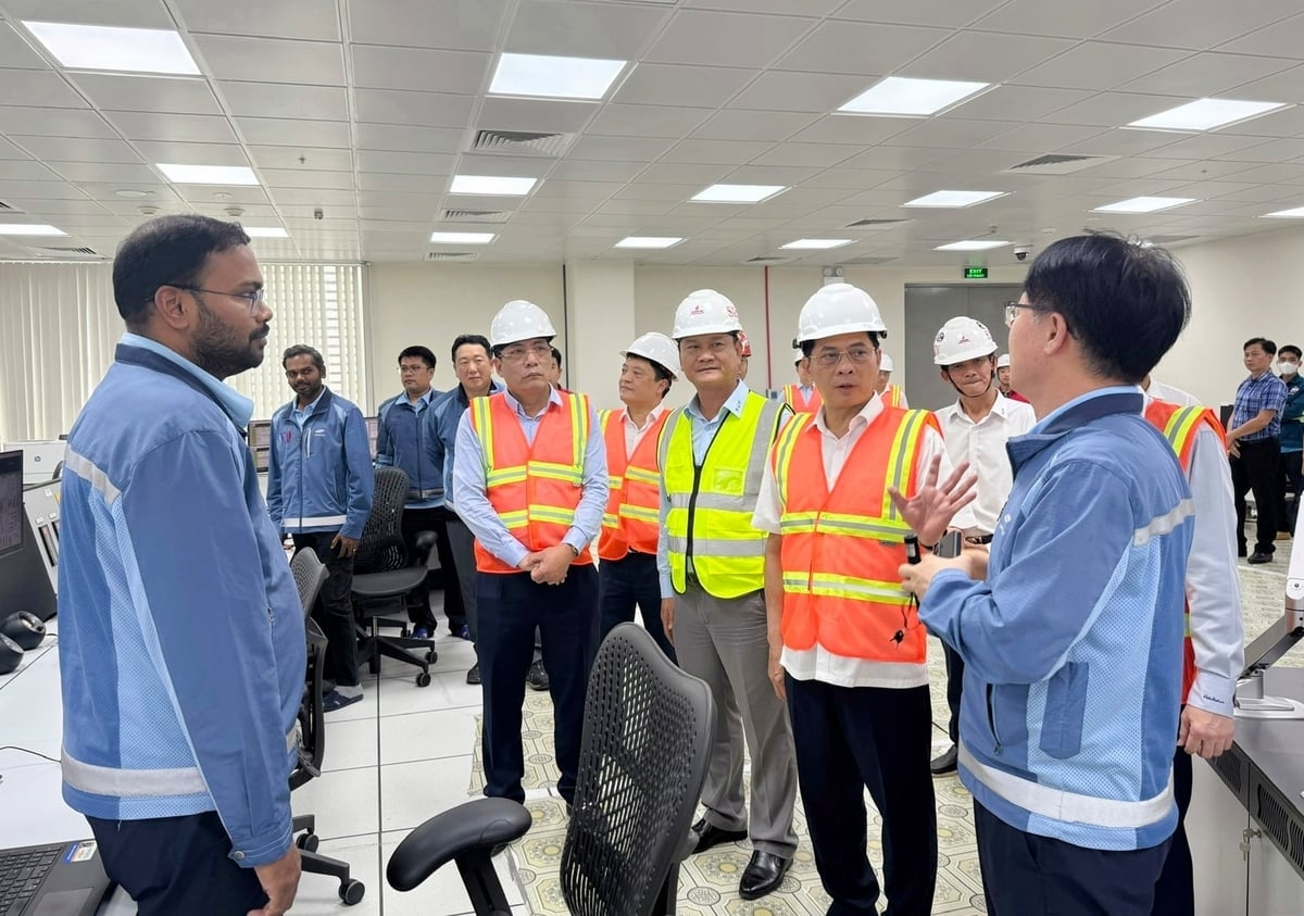 Vice premiärminister Bui Thanh Son inspekterar framstegen i Nhon Trach 3- och 4-projekten. Foto: PV. Phó Thủ tướng Bùi Thanh Sơn kiểm tra tiến độ Dự án Nhơn Trạch 3 và 4. Ảnh: PV.