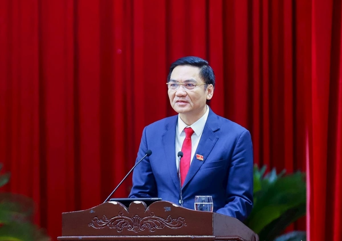 Пан Хоанг Нгіа Х'єу, постійний заступник секретаря партійного комітету провінції Нгеан, виступив з вступною промовою. Фото: Тхань Зуй. Ông Hoàng Nghĩa Hiếu, Phó Bí thư Thường trực Tỉnh ủy Nghệ An phát biểu khai mạc. Ảnh: Thành Duy.