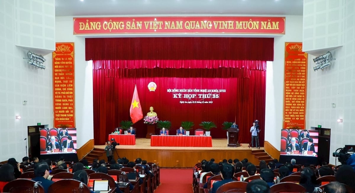 Вид на 35-ту сесію 18-го скликання Народної ради провінції Нгеан. Фото: Тхань Зуй. Quang cảnh kỳ họp thứ 35 HĐND tỉnh Nghệ An khóa XVIII. Ảnh: Thành Duy.