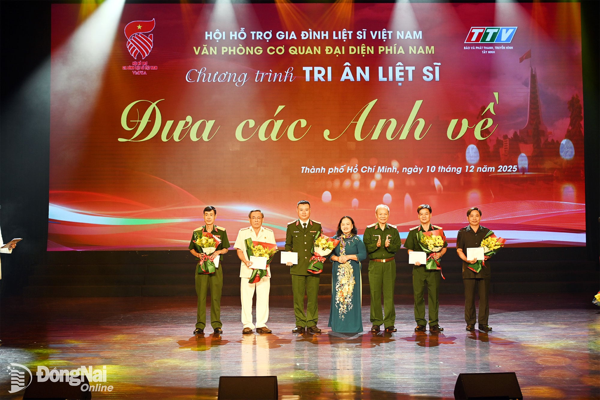 Generallöjtnant Hoang Khanh Hung, ordförande för Vietnams förening för stöd till martyrernas familjer, och Truong Thi Hanh, chef för det södra representationskontoret för Vietnams förening för stöd till martyrernas familjer, överlämnade blommor och gåvor för att uttrycka sin tacksamhet till de team som söker efter och samlar in martyrernas kvarlevor från militärregionerna - Foto av Phuoc Tho.