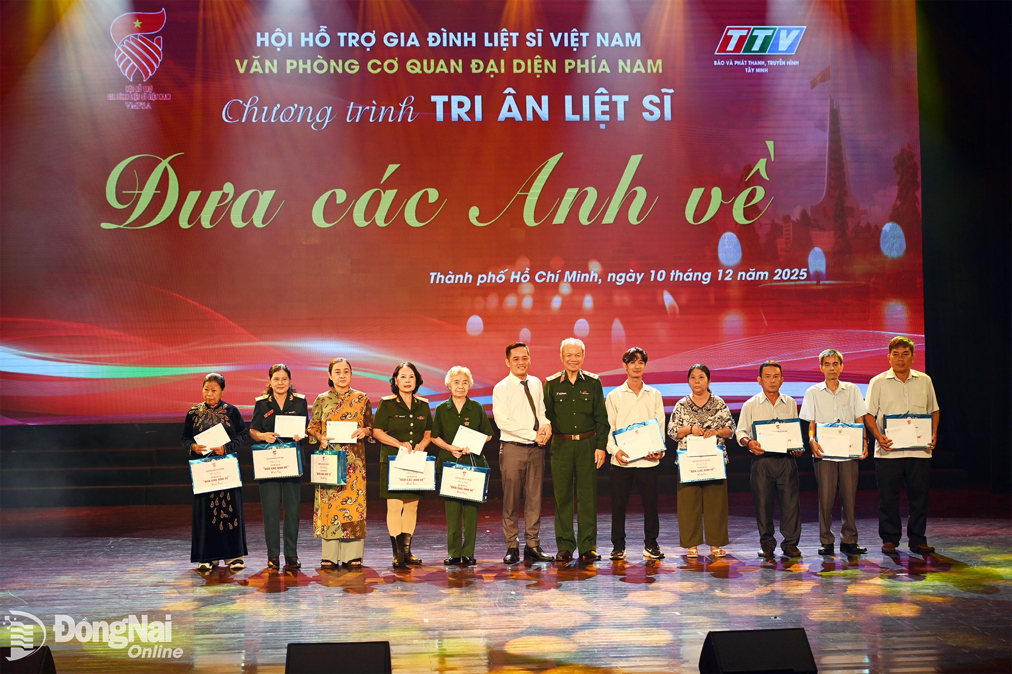 Organisationskommittén överlämnade tackgåvor till 10 familjer med stupade soldater - Foto av Phuoc Tho.