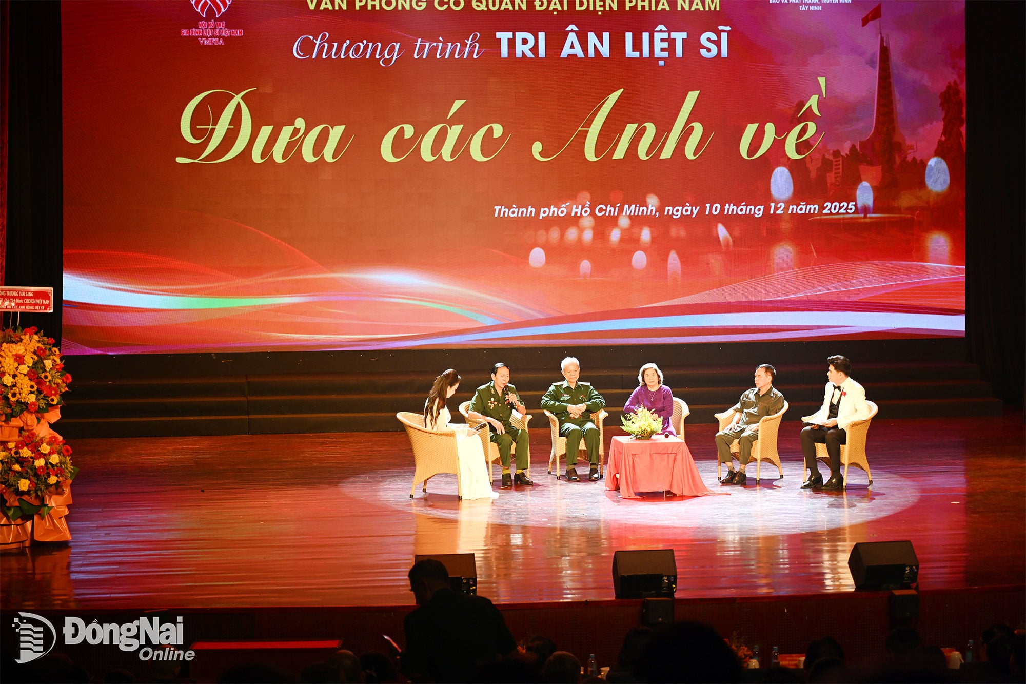 Att interagera med individer som har gjort betydande bidrag till sökandet, kontakten och insamlingen av kvarlevor av stupade soldater - Foto av Phuoc Tho