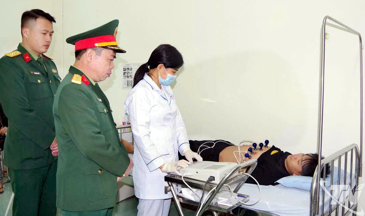 Liderii Comandamentului Militar Provincial au inspectat procesul de examinare a recrutării militare și polițienești în comuna Vo Tranh.