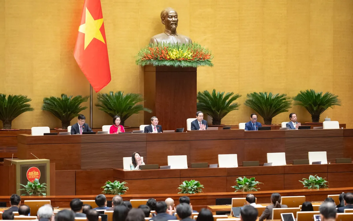 Вранці 11 грудня Національні збори ухвалили Резолюцію, яка передбачає низку механізмів та політик для усунення труднощів та перешкод у впровадженні Закону про землю. Sáng 11/12, Quốc hội đã thông qua Nghị quyết Quy định một số cơ chế, chính sách tháo gỡ khó khăn, vướng mắc trong tổ chức thi hành Luật Đất đai