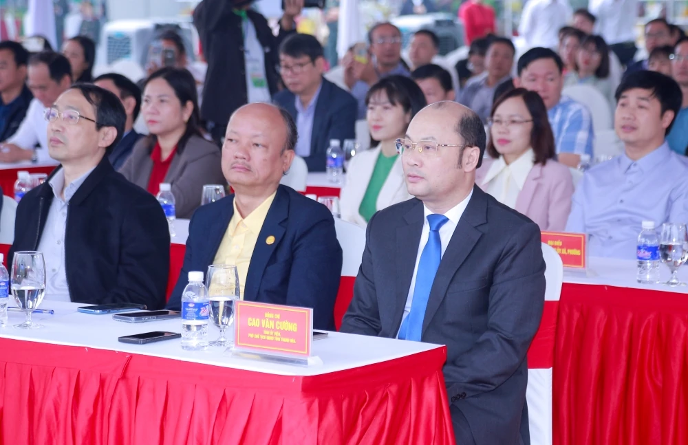 Apertura de la exposición y presentación de productos agrícolas y alimentos seguros de la provincia de Thanh Hoa en 2025.