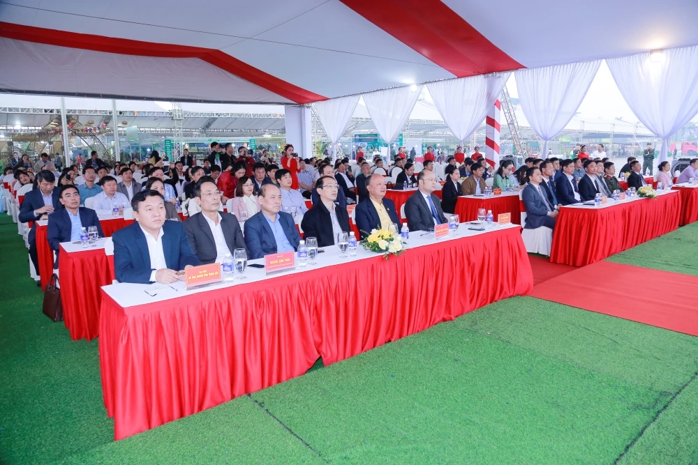 Apertura de la exposición y presentación de productos agrícolas y alimentos seguros de la provincia de Thanh Hoa en 2025.
