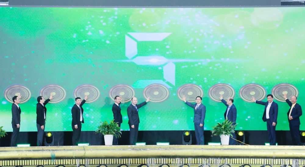 Apertura de la exposición y presentación de productos agrícolas y alimentos seguros de la provincia de Thanh Hoa en 2025.