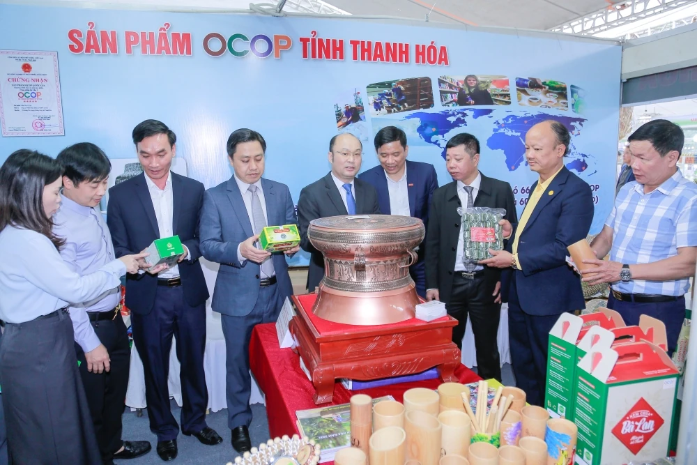 Apertura de la exposición y presentación de productos agrícolas y alimentos seguros de la provincia de Thanh Hoa en 2025.