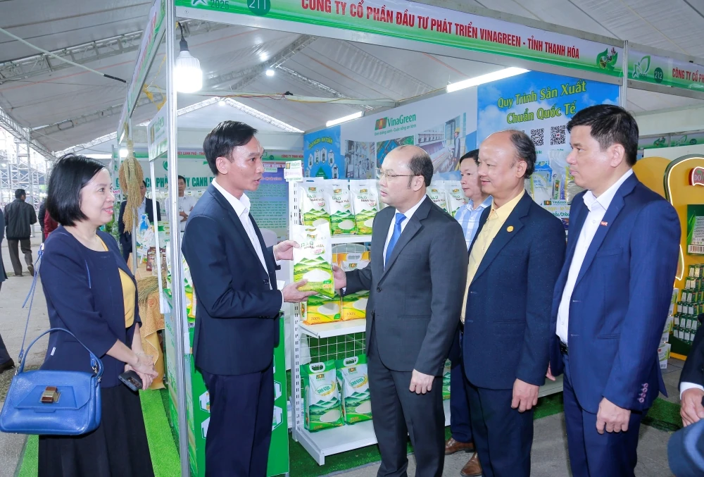 Apertura de la exposición y presentación de productos agrícolas y alimentos seguros de la provincia de Thanh Hoa en 2025.