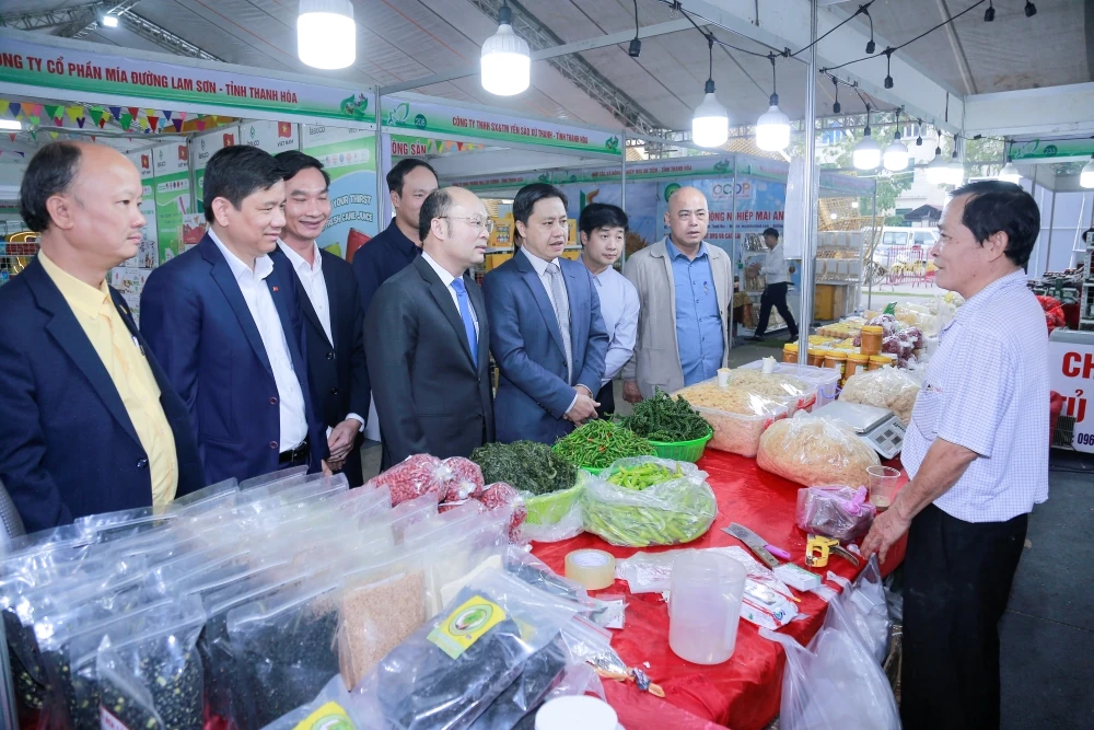 Apertura de la exposición y presentación de productos agrícolas y alimentos seguros de la provincia de Thanh Hoa en 2025.