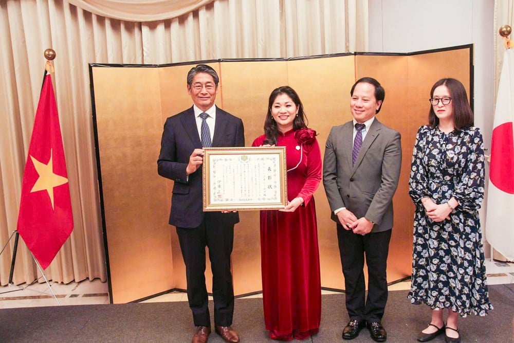 Ředitel odboru mezinárodní spolupráce Nguyen Phuong Hoa přebírá od japonského velvyslance pochvalný list - foto 3