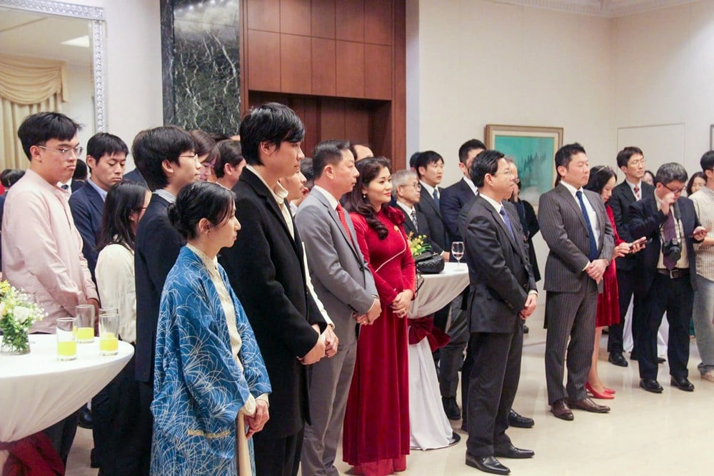 Ředitel odboru mezinárodní spolupráce Nguyen Phuong Hoa přebírá od japonského velvyslance pochvalný list - foto 1