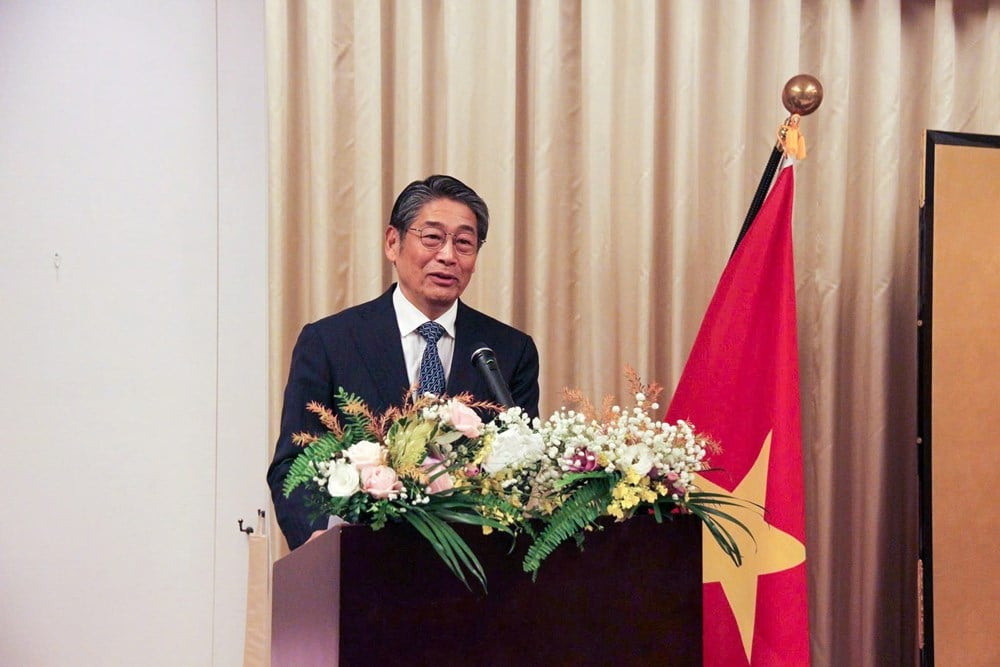 Ředitel odboru mezinárodní spolupráce Nguyen Phuong Hoa přebírá od japonského velvyslance pochvalný list - foto 2