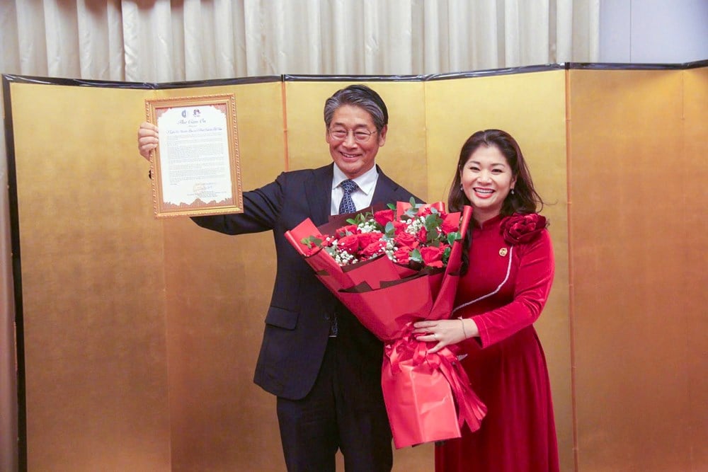 Ředitel odboru mezinárodní spolupráce Nguyen Phuong Hoa přebírá od japonského velvyslance pochvalný list - foto 4