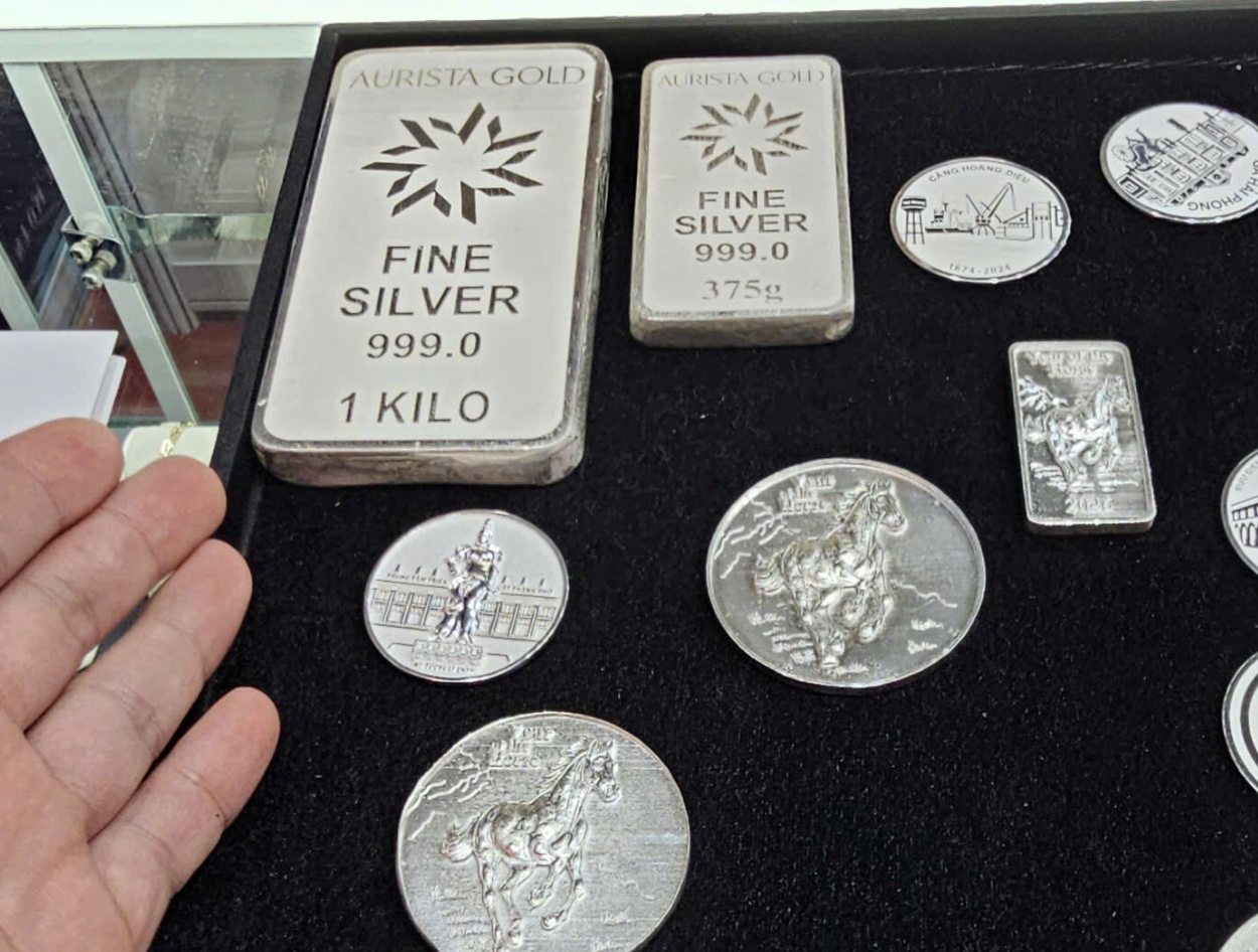 Preço da prata hoje, 11 de dezembro de 2025: Continua a subir, aproximando-se de US$ 62 por onça.