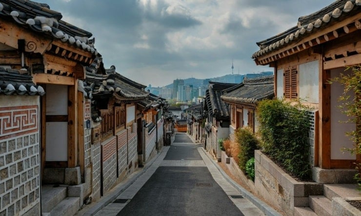 Antik Gyeongbokgung Sarayı, modern Seul'ün kalbinde görkemli bir şekilde yükseliyor.