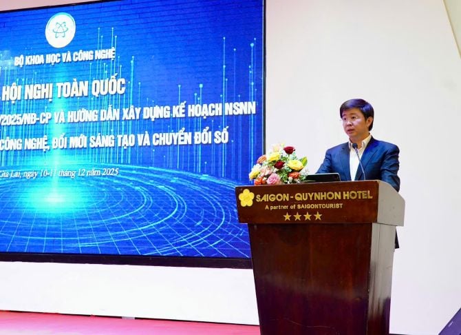 סגן שר המדע והטכנולוגיה בוי הואנג פואנג. Thứ trưởng Bộ Khoa học và Công nghệ Bùi Hoàng Phương.